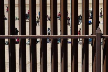 EEUU dice que ingresos de migrantes desde M&eacute;xico caen a la mitad tras cambio de norma