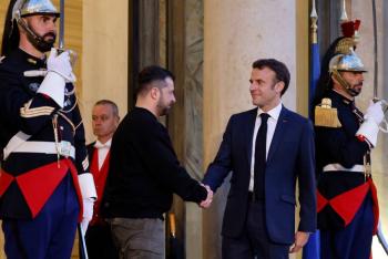 Zelenski se re&uacute;ne con Macron en Francia tras ser condecorado por UE en Alemania