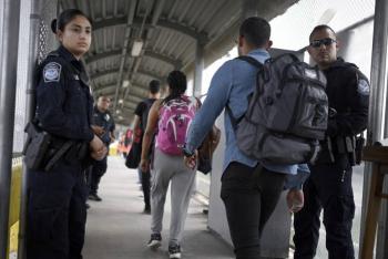Detenciones de migrantes en EEUU caen 50% tras fin del Título 42