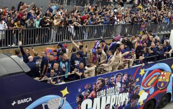 Barcelona se echa a la calle para celebrar la Liga azulgrana