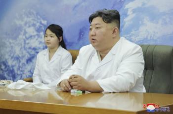 Kim Jong Un inspecciona primer sat&eacute;lite esp&iacute;a