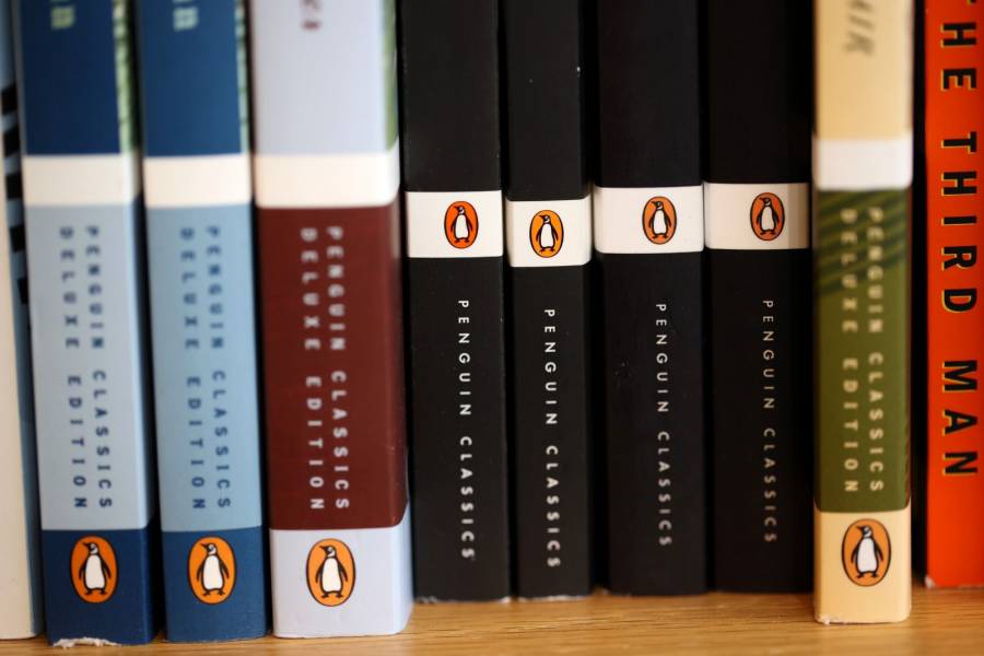 Activistas y editorial Penguin demandan a condado de Florida por vetar libros