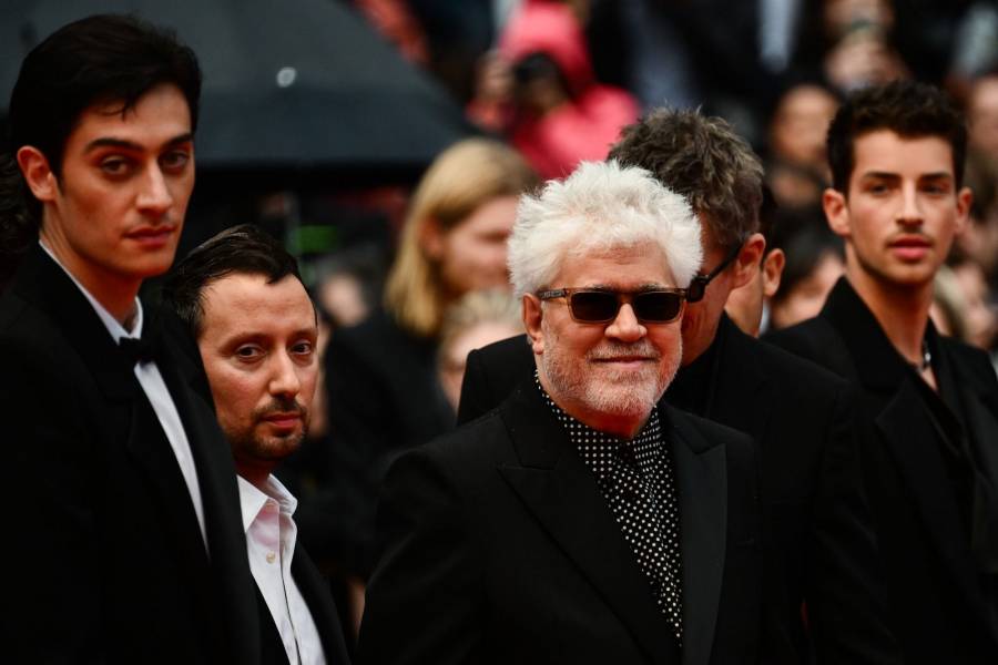 Almodóvar deleita con su corto gay y wéstern en Cannes