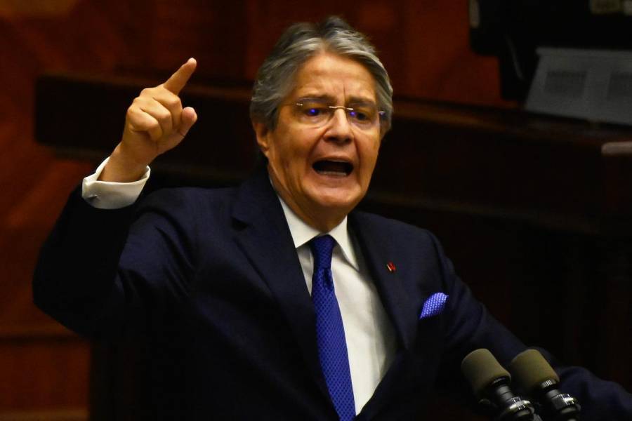 Presidente de Ecuador, amenazado de destitución, disuelve el Congreso