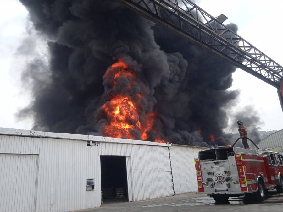 Sofocan incendio en fábrica de pinturas en Xalostoc; no hay muertos ni heridos