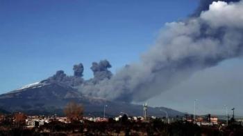 Aeropuerto italiano de Catania cierra por erupci&oacute;n del volc&aacute;n Etna