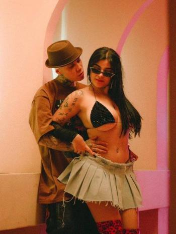 ¡Amor en llamas! ¿Romance o ruptura? Santa Fe Klan y Karely Ruiz dejan a sus seguidores con el coraz&oacute;n en inquieto