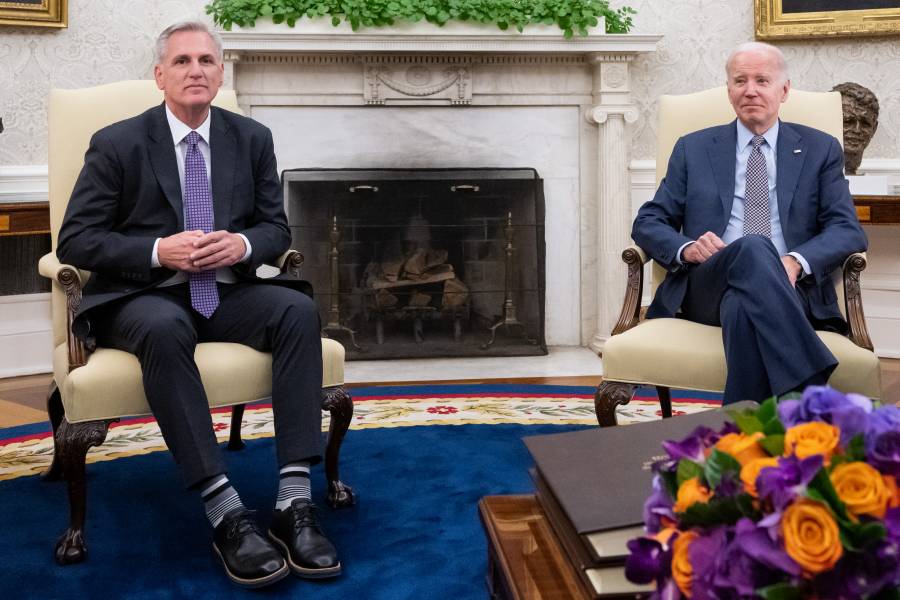 Biden y McCarthy sostienen diálogo 