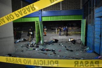Tragedia con doce muertos en estadio de la capital conmueve a El Salvador