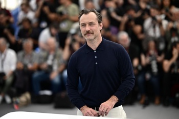 Jude Law cree que la monarqu&iacute;a brit&aacute;nica es 