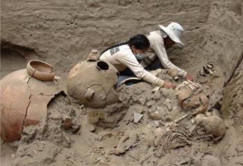 Hallan tumba de jerarca de cultura preinca en norte de Per&uacute;