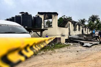Al menos 19 j&oacute;venes mueren en incendio en dormitorio de escuela de Guyana
