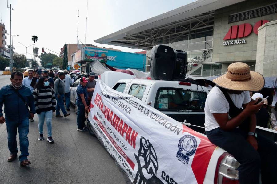 Maestros de la CNTE se manifiestan en aeropuerto y terminales de Oaxaca