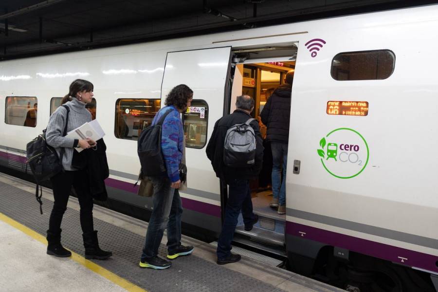 Francia prohíbe vuelos internos cortos si hay una alternativa en tren