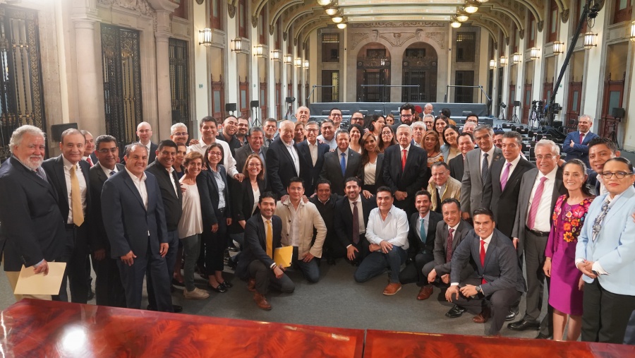 AMLO se reúne con gobernadores aliados para revista programas sociales