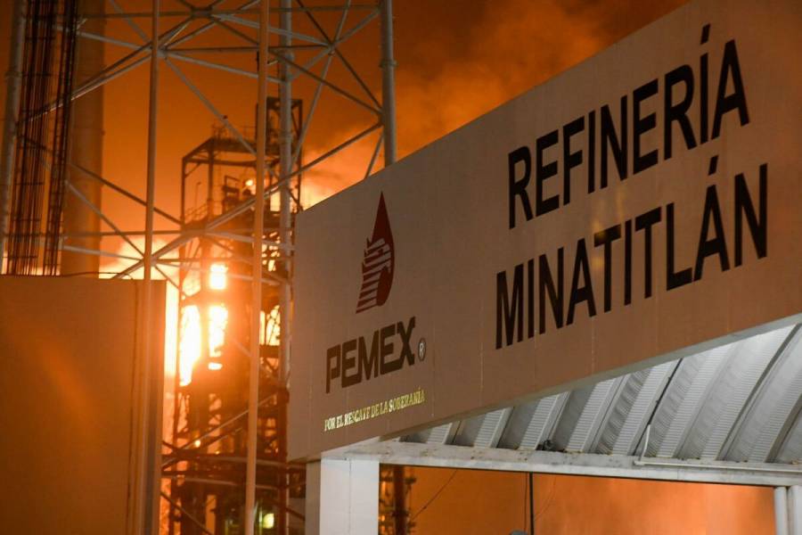 Reportan fuerte incendio en Refiner&iacute;a L&aacute;zaro C&aacute;rdenas en Minatitl&aacute;n, Veracruz