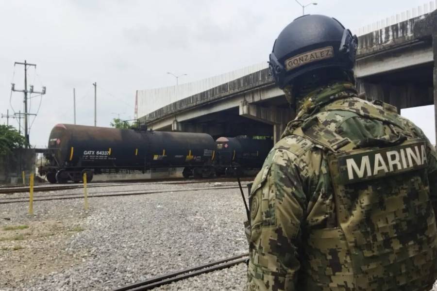 AMLO y Larrea llegan a acuerdo por v&iacute;as de Ferrosur; baja de 9 a 7 mmdp