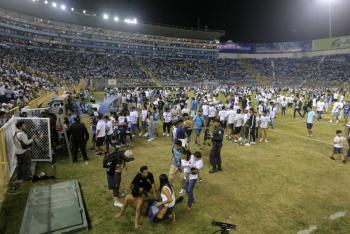 Liga de El Salvador da por concluido su torneo tras estampida en el Cuscatl&aacute;n
