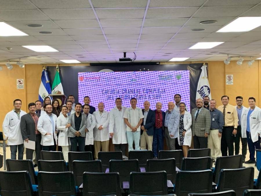 Neurocirujanos mexicanos comparten su expertis en la República de El Salvador