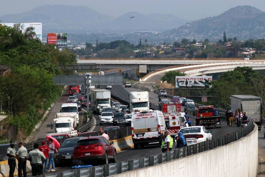 Reportan fila de 11 km de autos en la México-Cuernavaca por accidentes viales