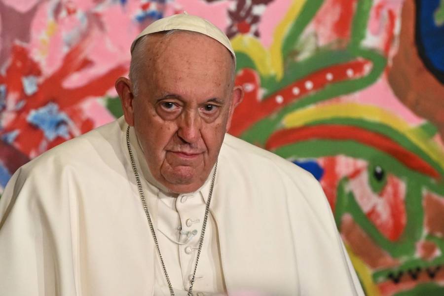 El papa Francisco cancela su agenda por estado febril