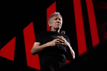 Policía alemana investiga a Roger Waters por un atuendo de estilo nazi
