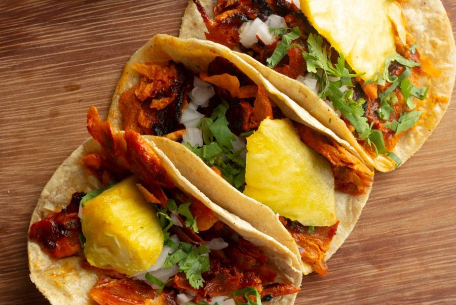 El taco al pastor, un auténtico tesoro de la cocina mexicana, ha cautivado los corazones y paladares de personas de todo el mundo.