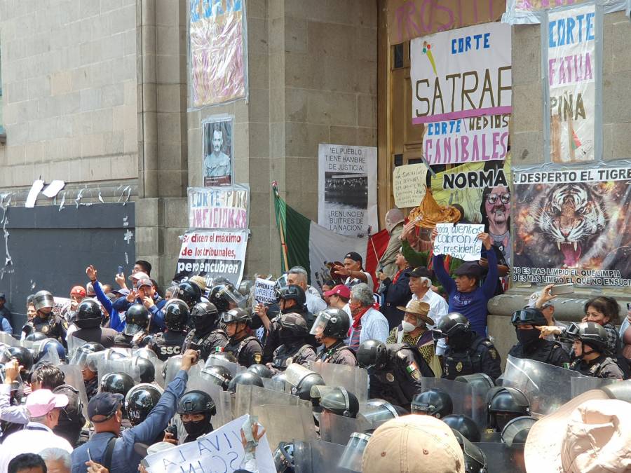 Se enfrentan simpatizantes y contrarios a la SCJN; desmontan plantón y en respuesta les lanzan piñas