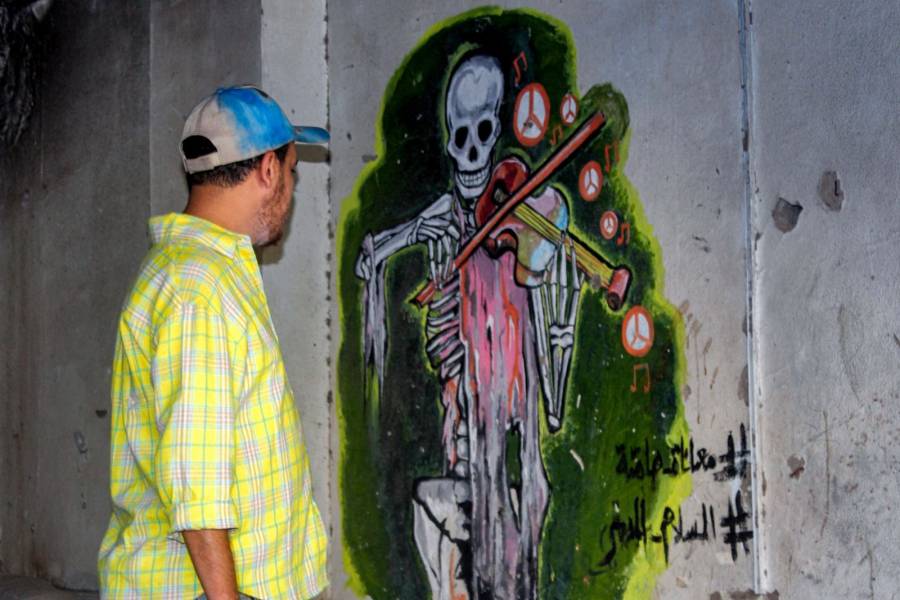 Un artista callejero plasma en los muros la crónica de la guerra en Yemen