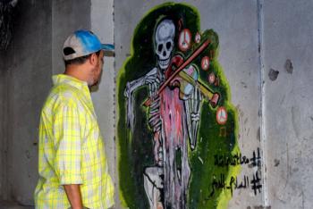 Un artista callejero plasma en los muros la crónica de la guerra en Yemen