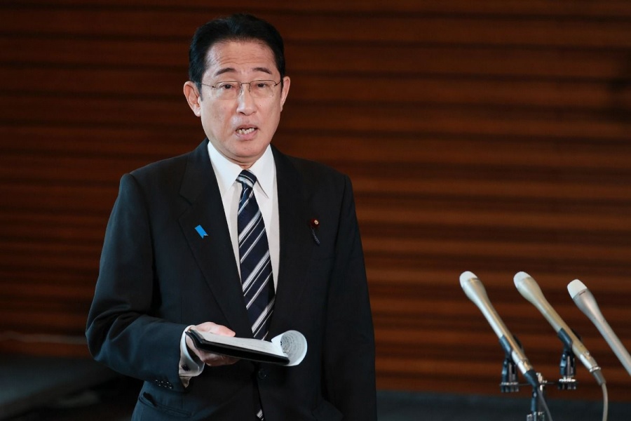 Primer ministro japonés destituye a su hijo como secretario por fiesta en residencia oficial 