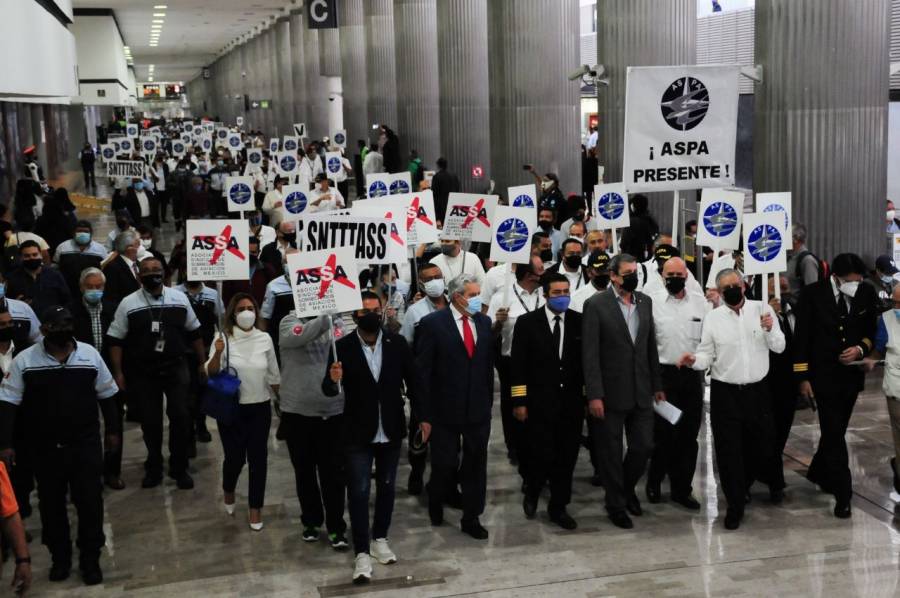 López Obrador llama a abogados y empleados a aceptar venta de Mexicana de Aviación