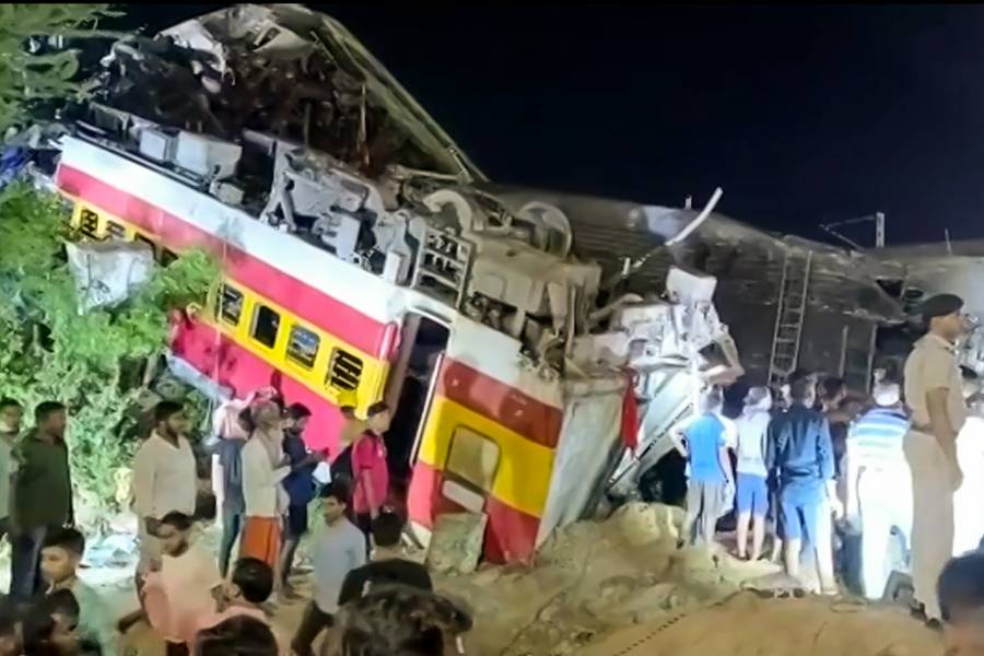 Más de 280 muertos y cientos de heridos en accidente de tren en India
