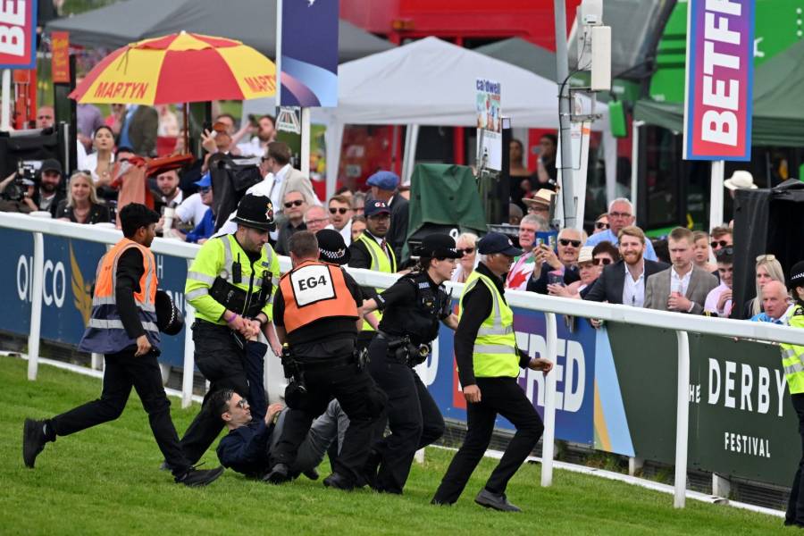 Militante por derechos de animales se introduce en la pista del Derby de Epsom