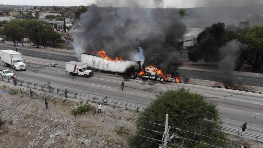 Cierre en la México-Querétaro por incendio en tráiler