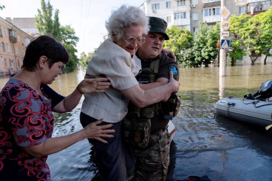 Miles de civiles evacuados de zonas inundadas tras destrucción de represa en Ucrania