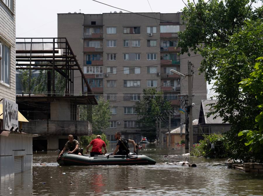Más de 5.900 personas evacuadas de zonas inundadas junto a represa ucraniana de Kajovka
