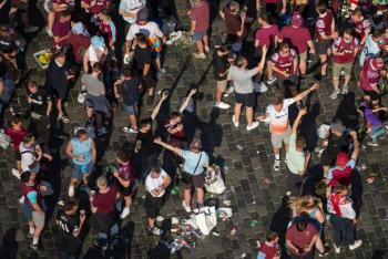 Tres heridos en una pelea entre hinchas antes de la final de la Conference League