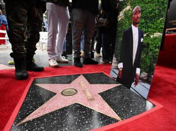 Rapero Tupac Shakur es honrado con estrella en Hollywood