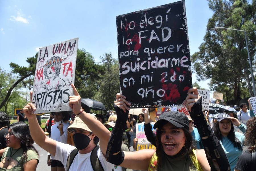 Alumnos de la Facultad de Artes y Diseño de la UNAM marchan a rectoría para pedir destitución de director