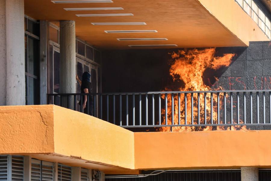 Encapuchados prenden fuego en la rectoría de la UNAM