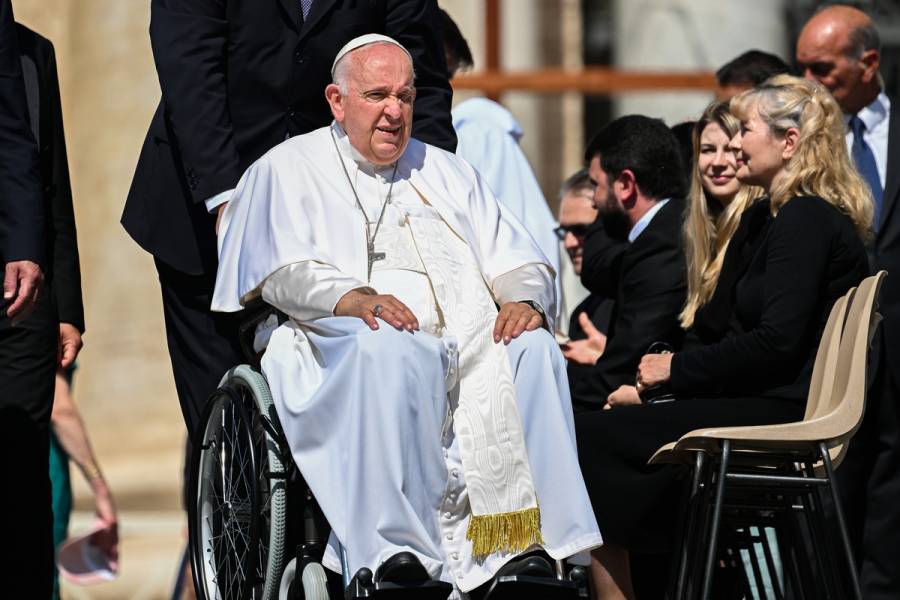 El papa Francisco retoma el trabajo desde el hospital
