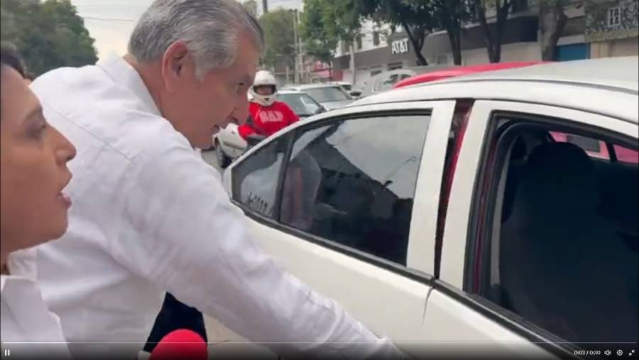 Adán Augusto López es captado abordando un taxi luego de la reunión del CNM