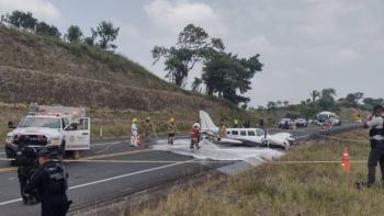 Avioneta aterriza de emergencia en la autopista Tuxpan-Poza Rica