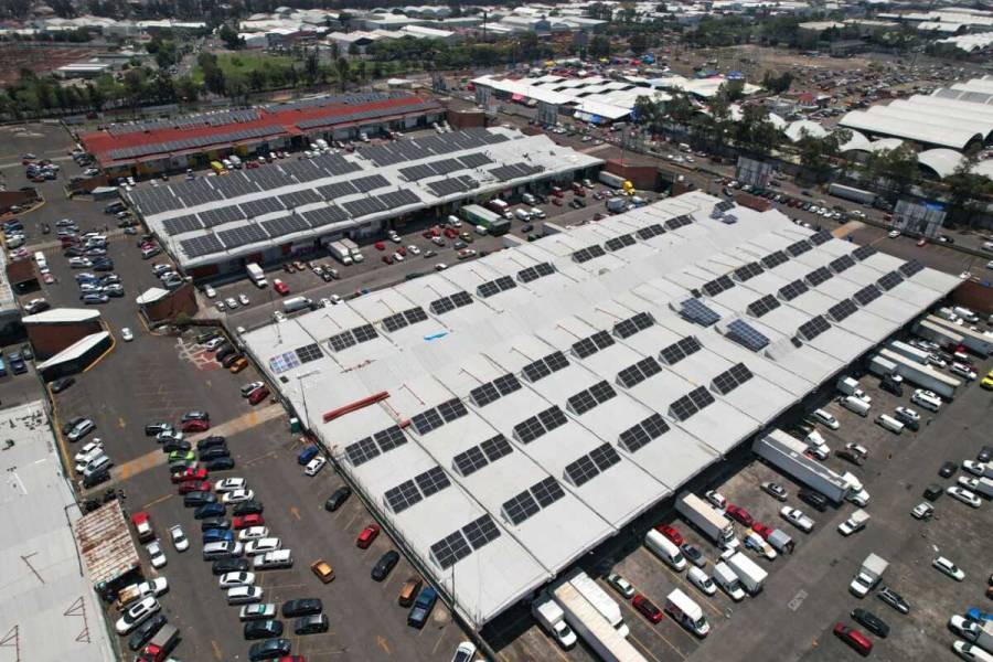 Claudia Sheinbaum pone en marcha primera etapa de planta solar fotovoltaica en Central de Abastos
