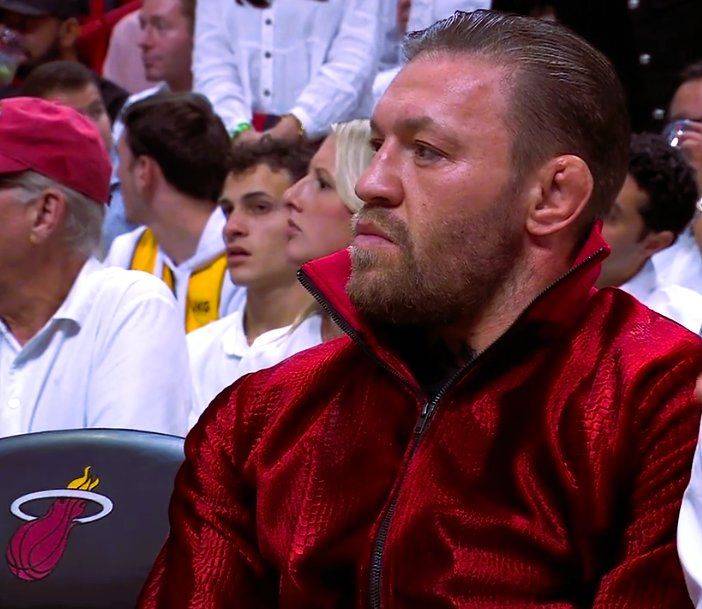 Incidente en las Finales de la NBA: Conor McGregor golpea accidentalmente a la mascota de Miami Heat