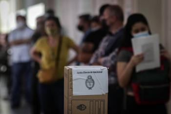 Más de 100 medios combatirán la desinformación durante el proceso electoral argentino