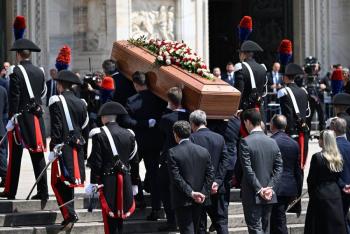 Miles de personas rinden un &uacute;ltimo homenaje a Berlusconi en su funeral en Mil&aacute;n