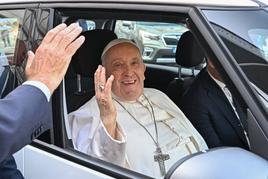 El papa Francisco sale del hospital tras su operaci&oacute;n de abdomen