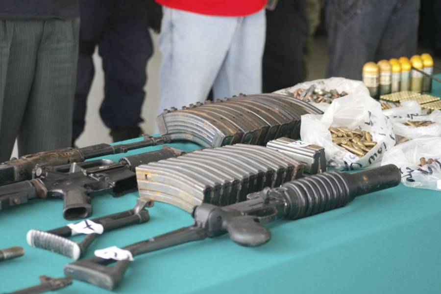 Desafíos compartidos: Estados Unidos reconoce el flujo de armas hacia México y sanciona red de tráfico de personas